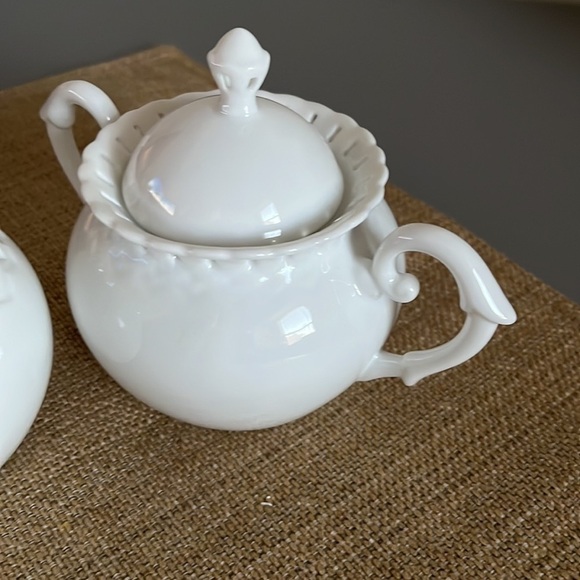 Heirloom Collection by Coastline Imports White Porcelain‎ Sugar and Creamer Set - Picture 8 of 9
